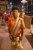 Tradycyjna kurta i dhoti uczestnika ceremonii Aarti