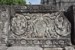 relief przedstawiający kwiaty
