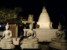 Posągi Buddy siedzącego i stupa w świątyni Seema Malaka