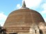Ponad 55 metrowa stupa Rankot Vihara wznisiona za czasĂłw Nissankamalla