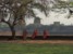 Mnisi odpoczywający nad fosą otaczającą Angkor Wat