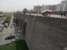 Mur o wysokości 12 m, w głębi wieże obserwacyjne